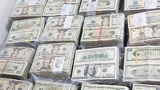 La Fiscalía informó del hallazgo de cerca de cinco millones de dólares ocultos en la vivienda de una presunta víctima de sicariato, en ciudad de Guayaquil / Foto: cortesía Fiscalía General