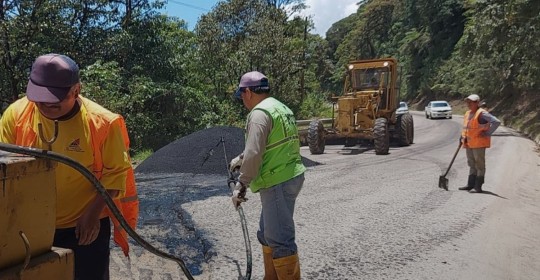 se colocó 100 metros cúbicos de asfaltado en los puntos críticos de la carretera que une a las dos provincias / Foto: cortesía ministerio de Transporte