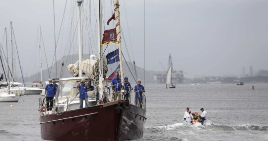 Barco que emula la Vuelta al Mundo de Magallanes-Elcano llega a Galápagos / Foto: EFE