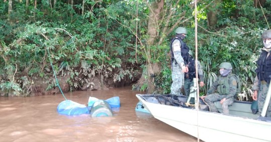 Las Fuerzas Armadas encontraron 715 galones con acetona en Sucumbíos / Foto: cortesía Fuerzas Armadas