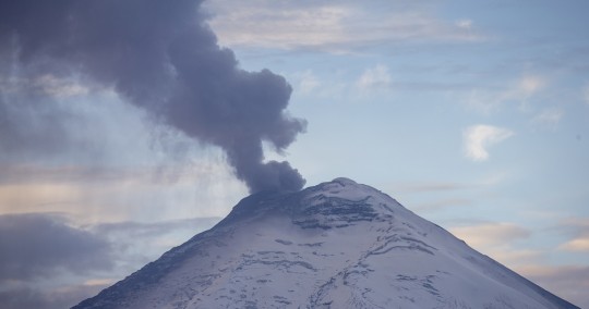 La ceniza también ha llegado a otras localidades ubicadas al sur de Quito y al norte del volcán, como Machachi, Tambillo y Alóag / Foto: EFE