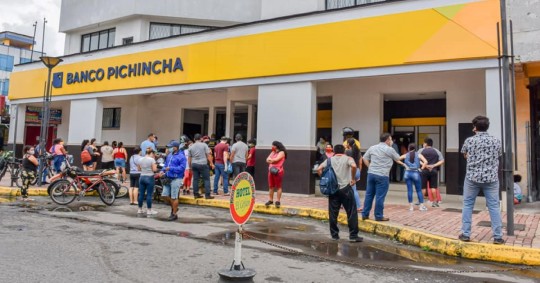 Los canales en tiendas del barrio o locales comerciales han ayudado a las entidades a llegar a lugares lejanos / Foto: cortesía Alcaldía de Lago Agrio