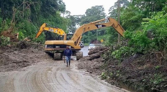 Sectores Pasohurco y 10 de Agosto de la vía a Loreto – Tena se presentaron deslizamientos de tierra que dejaron parcialmente habilitada a esta arteria vial. Foto: El Comercio