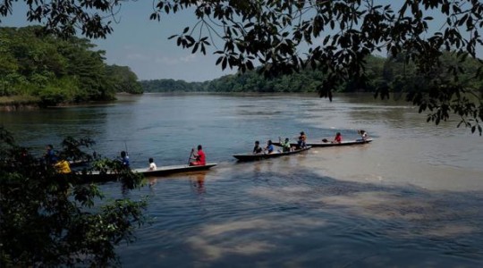 Foto publicada por la ONG Amazon Frontline y Alianza Ceibo que muestra a miembros de la nación indígena Siekopai en el río Aguarico en la comunidad de Waiya en Ecuador, el 16 de abril de 2020 durante la nueva pandemia de coronavirus covid-19. Foto: AFP