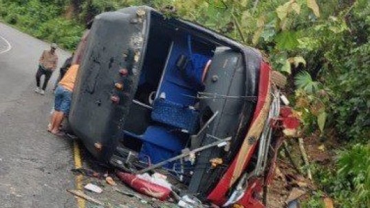 Volcamiento de un bus dejó 19 heridos / Foto: cortesía W Radio