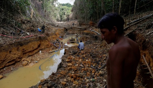 Imagen de archivo de un indígena yanomami acompañando a operarios de la agencia de medioambiente brasileña durante una operación contra la minería ilegal de oro en tierra indígena del estado de Roraima, en Brasil. BRUNO KELLY REUTERS