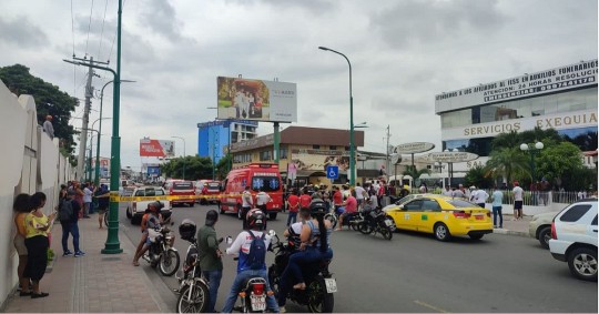 La policía informó que buscan a "al menos cinco" sospechosos del ataque en el velatorio del agente de tránsito, que fue asesinado en la provincia del Guayas / Foto: cortesía