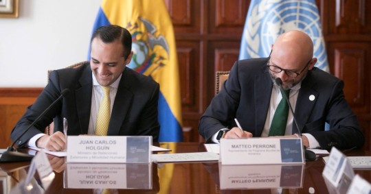 En la firma participaron el ministro de Relaciones Exteriores, Juan Carlos Holguín, y el representante del PMA en Ecuador, Matteo Perrone / Foto: cortesía Cancillería