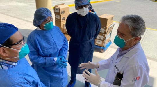  El ministro de Salud, Juan Carlos Zevallos, durante una visita al hospital de Sante Elena, el 4 de abril de 2020. - Foto: @DrJuanCZevallos