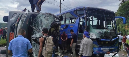El siniestro de tránsito, cuyas causas aún se desconocen públicamente, involucró a dos autobuses de pasajeros en el kilómetro 15 de la vía a Baeza / Foto: cortesía ECU911
