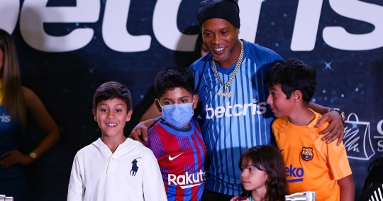 Con dos horas de retraso sobre la hora anunciada, Ronaldinho hizo su aparición ante la algarabía del público, que lo esperaba para verlo en persona / Foto: EFE