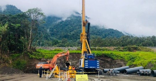 El equipo especial de perforación para la construcción de la pantalla de pilotes secantes de la captación de la central hidroeléctrica Coca Codo Sinclair, arribó al país / Foto: cortesía CELEC