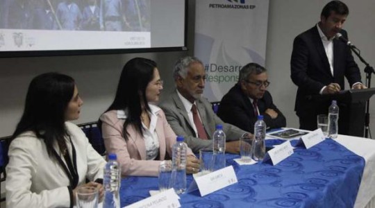 Los ministros de Hidrocarburos y Electricidad, Carlos Pérez; de Industrias y Productividad; Eva García; un e representante de la Empresa Coordinadora de Empresas Públicas (EMCO) anunciaron la inversión que realizará Petroamazonas.  Foto: El Comercio
