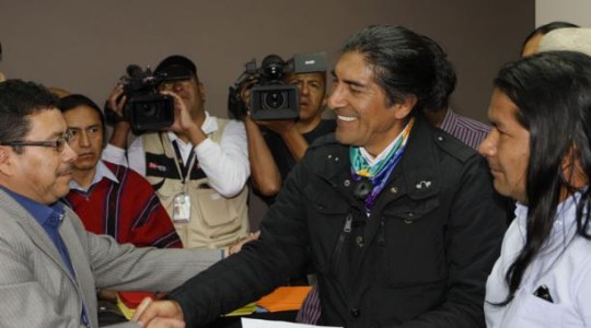 Marlon Santi acompañó a Yaku Pérez al pedido de una consulta antiminera en la Corte Constitucional. Foto: El Comercio