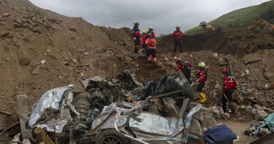 Bajo los restos del deslizamiento, que abarcó una superficie de 24,3 hectáreas quedan todavía por recuperar al menos 37 personas más / Foto: EFE