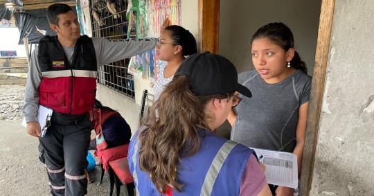 Personal de la SGR, Alcaldía de Tena, Gobernación de Napo y bomberos de Tena están atendiendo la emergencia / Foto: Cortesía Secretaría Gestión de Riegos