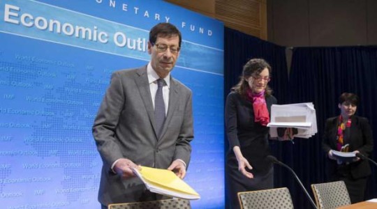 Maurice Obstfeld y Oya Calasun presentaron ayer el informe del FMI en Washington. Foto: El Comercio