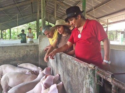 El prefecto conoció algunos emprendimientos generados en Costa Rica. Foto: La Hora