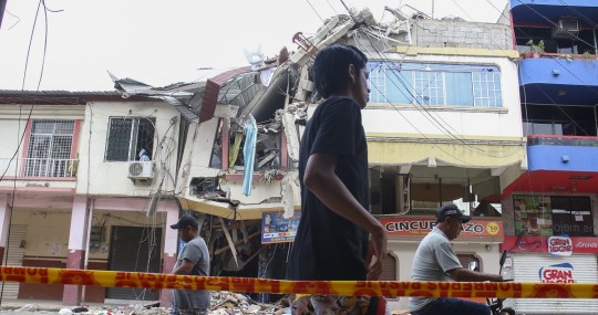 Los velatorios de algunos de los fallecidos tuvieron lugar entre escombros que dejó el sismo / Foto: EFE
