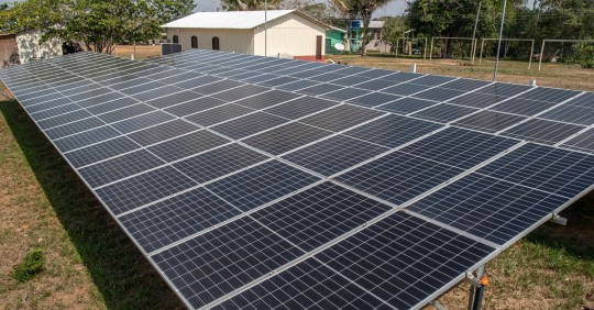 El avance de la energía solar en Brasil ha facilitado el suministro eléctrico en las comunidades aisladas del mayor bosque tropical del planeta/ Foto: cortesía EFE
