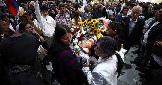 Ecuador se despidió este viernes del candidato a la Presidencia de Ecuador asesinado el miércoles en una jornada donde decenas de seguidores han podido dar su último adiós tras el crimen político / Foto: EFE