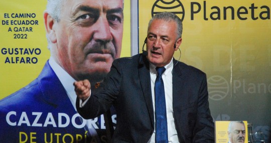 El seleccionador de Ecuador, el argentino Gustavo Alfaro, presentó este jueves en Quito su libro titulado "Cazadores de utopías imposibles" / Foto: EFE