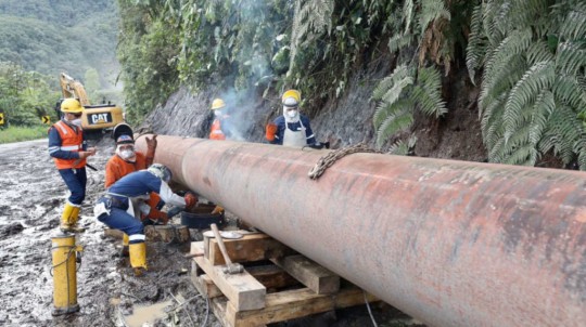  Técnicos trabajan en la reparación del Sistema de Oleoducto Transecuatoriano (SOTE), en el sector San Rafael, el 13 de abril de 2020. - Foto: Petroecuador