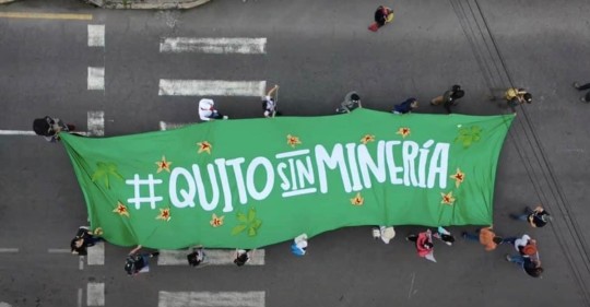 El colectivo ‘Quito Sin Minería’ presentó 380.000 firmas al CNE para incluir la pregunta en las elecciones del próximo año / Foto: cortesía 