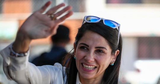 González realizó este viernes una serie de visitas en la norteña provincia de Imbabura protegida con un chaleco antibalas / Foto: EFE