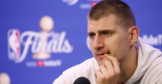 Los Nuggets de Nikola Jokic, que en la pasada temporada consiguieron el primer anillo de campeones de su historia, recibirán en su cancha a los Lakers de LeBron James / Foto: EFE