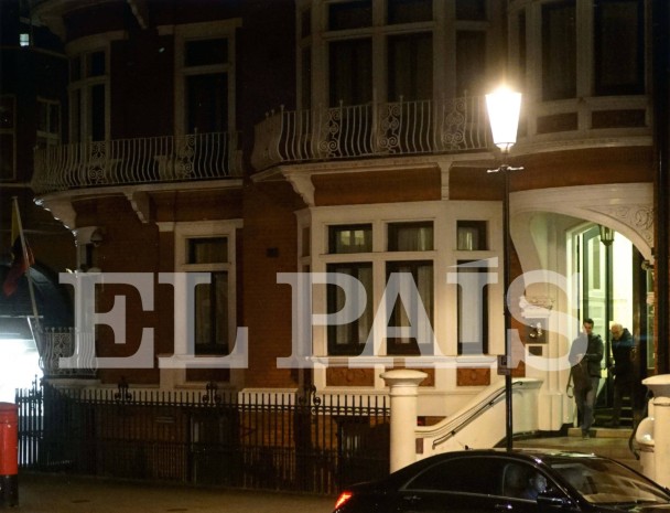 Soler y Grinyó salen de la embajada de Ecuador en Londres el 9 de noviembre después de entrevistarse con Julian Assange durante cuatro horas. Foto: El País