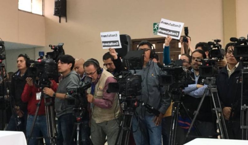 Un grupo de periodistas presentes en la rueda de prensa del mandatario ecuatoriano Lenín Moreno mostró carteles de solidaridad con los secuestrados periodistas de El Comercio. Foto: El Universo Un grupo de periodistas presentes en la rueda de prensa del mandatario ecuatoriano Lenín Moreno mostró carteles de solidaridad con los secuestrados periodistas de El Comercio. Foto: El Universo