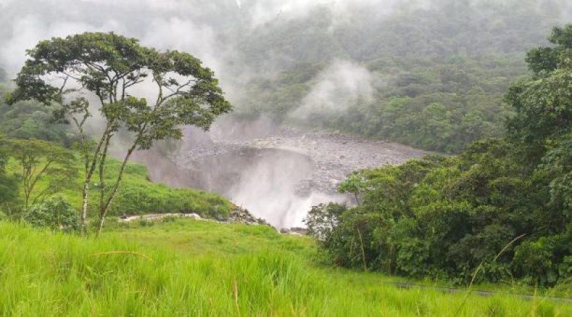  El 7 de abril un hundimiento de tierra ocasionó la rotura de tres oleoductos en la Amazonía. Foto: Petroecuador 