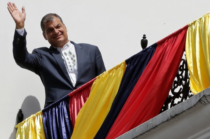 En mayo de 2017, cuando era presidente de Ecuador, Rafael Correa saludaba a sus seguidores desde el balcón del palacio presidencial en Quito. Foto: New York Times
