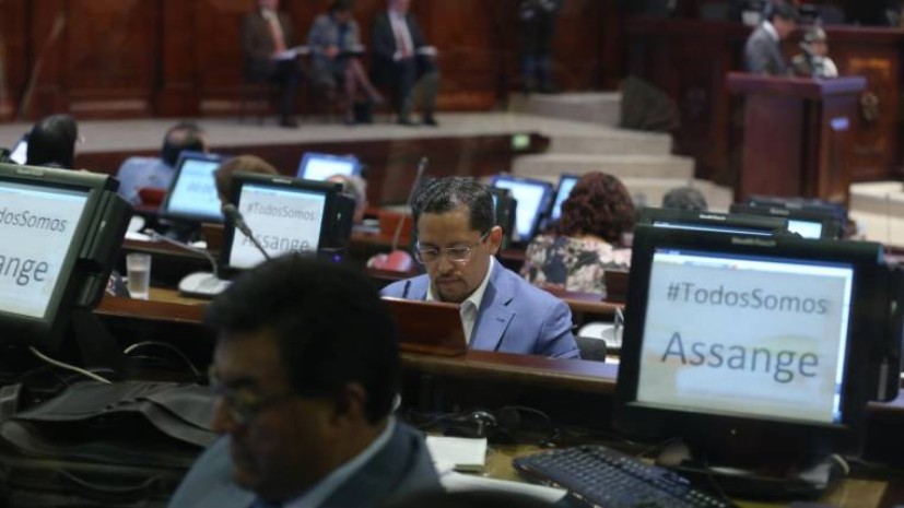 Desplante. Los correístas no quieren ni oír al canciller. Primero, le dieron la espalda cuando hablaba. Luego, todos abandonaron el salón del Pleno. Foto: Expreso Desplante. Los correístas no quieren ni oír al canciller. Primero, le dieron la espalda cuando hablaba. Luego, todos abandonaron el salón del Pleno. Foto: Expreso