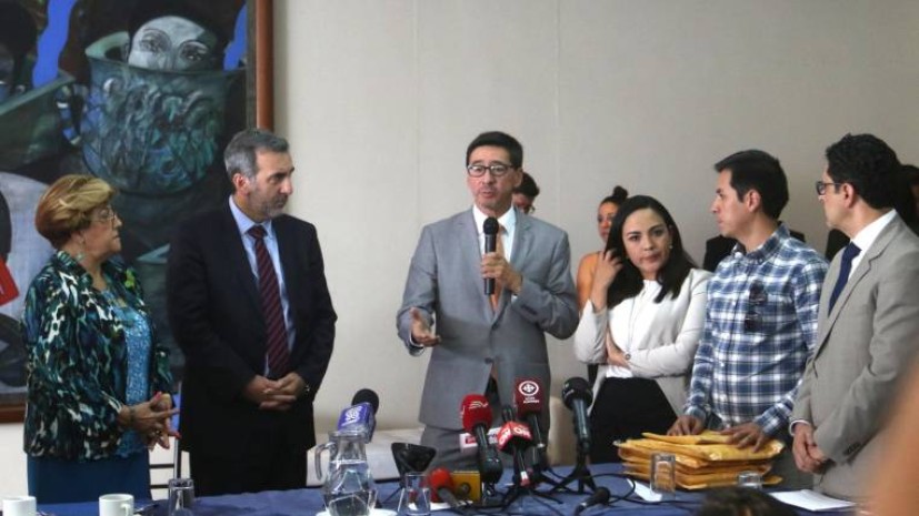 Los seis sobres que entregaron las autoridades ecuatorianas con “información clasificada” fueron abiertos ayer por primera vez en dos meses. Pese a los cuestionamientos iniciales, tanto los familiares como los integrantes de la CIDH, analizarán toda la información proporcionada. Foto: Expreso Los seis sobres que entregaron las autoridades ecuatorianas con “información clasificada” fueron abiertos ayer por primera vez en dos meses. Pese a los cuestionamientos iniciales, tanto los familiares como los integrantes de la CIDH, analizarán toda la información proporcionada. Foto: Expreso