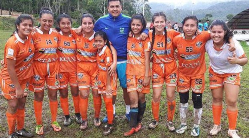 Karen Chumpi (izquierda) con el uniforme de la Selección y con sus compañeras de equipo, Técnico Universitario. Foto: El Comercio