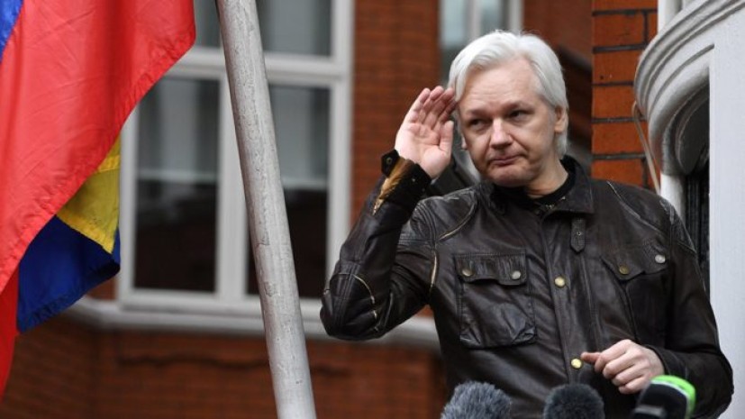 Fotografía de archivo fechada el 19 de mayo de 2017, facilitada el 11 de enero de 2018, que muestra al fundador de WikiLeaks, Julian Assange, mientras comparece ante la prensa en la embajada ecuatoriana en Londres, Reino Unido. Foto: La República Fotografía de archivo fechada el 19 de mayo de 2017, facilitada el 11 de enero de 2018, que muestra al fundador de WikiLeaks, Julian Assange, mientras comparece ante la prensa en la embajada ecuatoriana en Londres, Reino Unido. Foto: La República