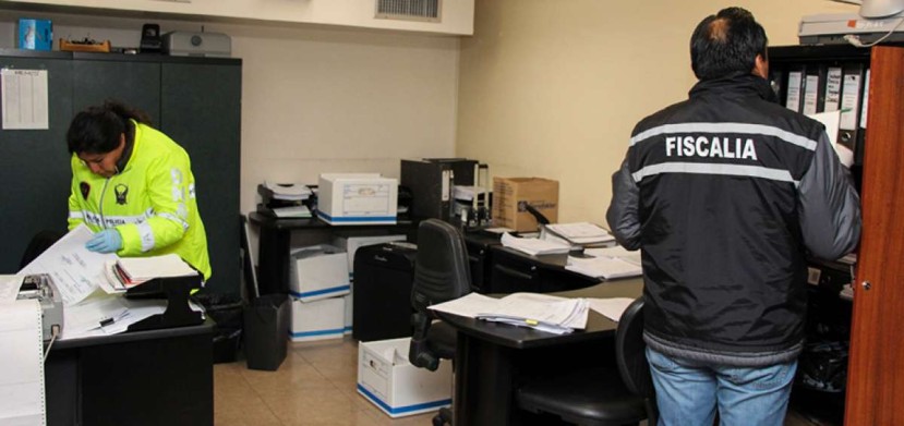 Persona de la Fiscalía continúa las investigaciones sobre el caso; la semana pasada efectuaron allanamientos en domicilios y oficinas. Foto: El Telégrafo