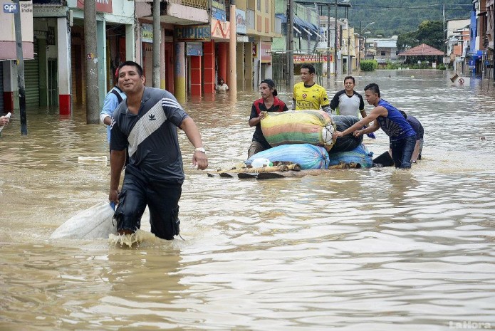Inundaciones. La localidad manabita de Santa Ana está bajo al agua. Foto: La Hora