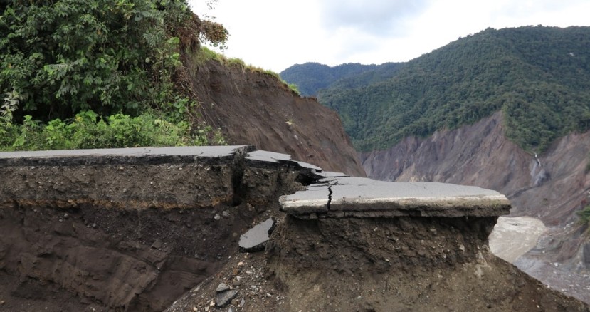 Recordaron que han pasado más de 8 meses desde que se produjo el socavón en la vía San Luis-Reventador, que les mantiene aislados del resto del país / Foto: El Oriente Recordaron que han pasado más de 8 meses desde que se produjo el socavón en la vía San Luis-Reventador, que les mantiene aislados del resto del país / Foto: El Oriente