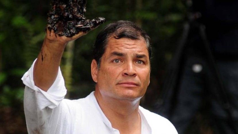 Rafael Correa muestra su mano sucia como señal del daño ambiental hecho por Chevron. Foto: Expreso