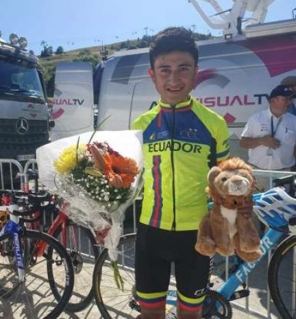 Logro. Alexander Cepeda descansa luego de llevarse la décima etapa. (Foto: La Hora)