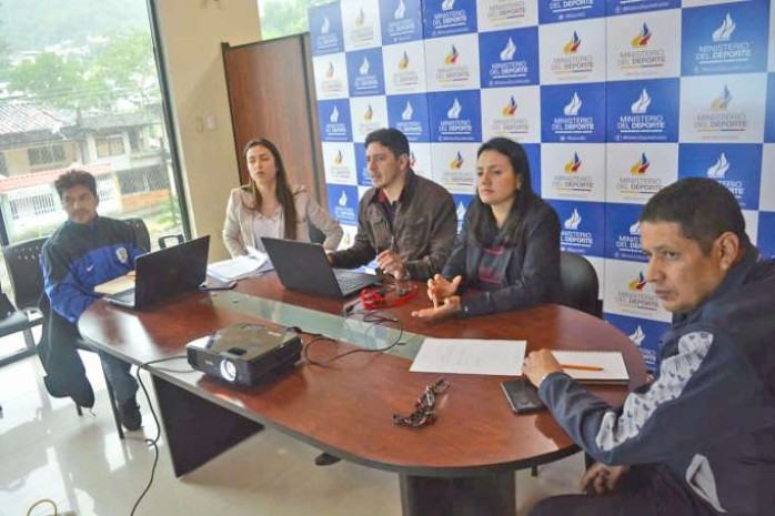 Autoridades del Ministerio del Deporte y FEDE Zamora finiquitando detalles para la realización de los Juegos Binacionales. Foto: La Hora