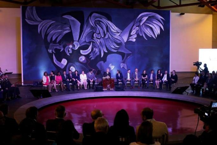 Expertos. Cuatro de los cinco expertos internacionales estuvieron ayer en la ceremonia que se cumplió en la Capilla del Hombre. Foto: La Hora Expertos. Cuatro de los cinco expertos internacionales estuvieron ayer en la ceremonia que se cumplió en la Capilla del Hombre. Foto: La Hora