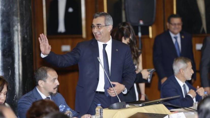 Buena cara. Gustavo Jalkh, con Néstor Arbito sentado a su lado, saluda al tendido ayer en su comparecencia en la Asamblea. Foto: Expreso