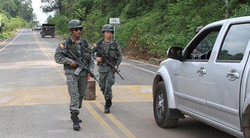 Militares vigilan en el retén situado a un kilómetro de la población de Mataje. Foto: El Comercio