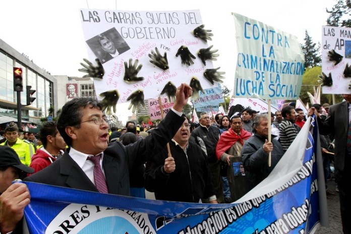 Manifestantes gritan consignas y sostienen pancartas durante una marcha contra el gobierno del Presidente Correa de Ecuador en Quito, Ecuador, el 18 de septiembre de 2014 © 2014 Reuters