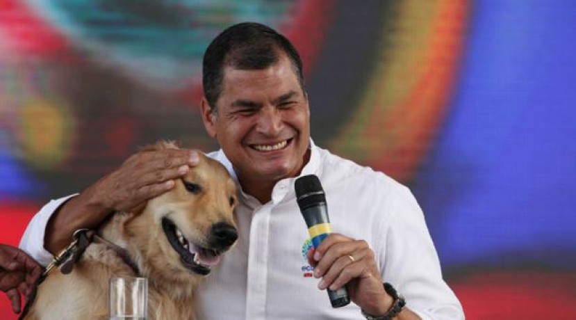 Rafael Correa junto a una de sus mascotas en la sabatina del 18 de octubre de 2014. Foto: El Comercio
