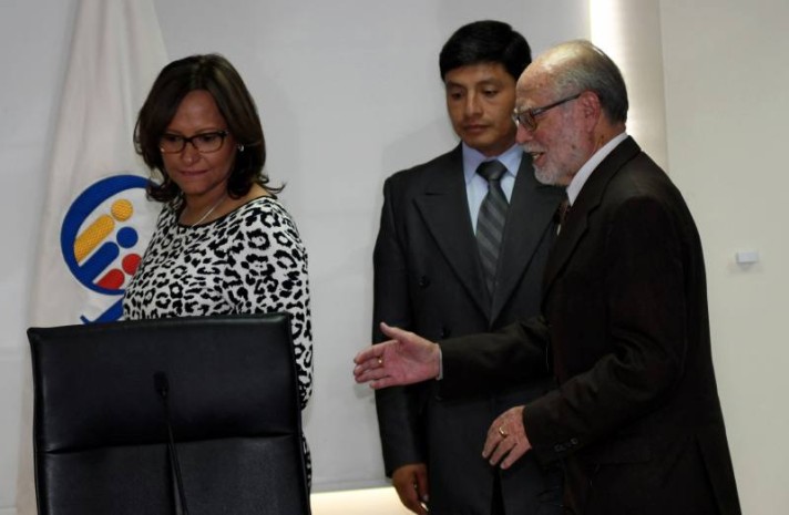 La presidenta de la Asamblea, Elizabeth Cabezas, y el del CPC transitorio, Julio César Trujillo, en una cita de trabajo. Foto: El Universo 